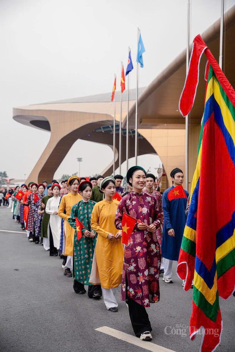 Với sự quan tâm ngày càng lớn từ cộng đồng, cùng những nỗ lực không ngừng nghỉ, cổ phục Việt đang từng bước lấy lại vị thế của mình trong văn hóa Việt Nam