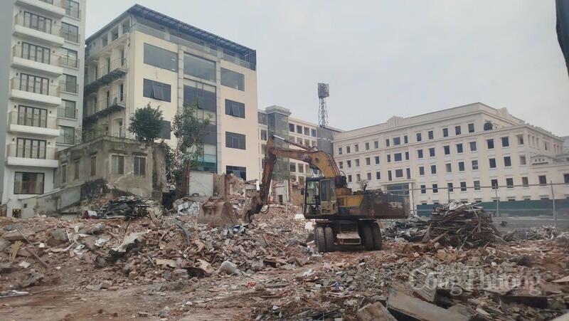 Việc phá dỡ các trụ sở đang được tiến hành tại khu đất giáp Sở Văn hóa và Thể thao Hà Nội (47 phố Hàng Dầu) đến hết trụ sở Công ty Điện lực Hoàn Kiếm và trong ngõ 61 Đinh Tiên Hoàng.