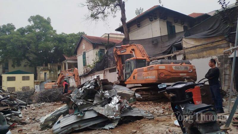 Sắt thép, bê tổng ngổn ngang sau khi các công trình bị phá dỡ.