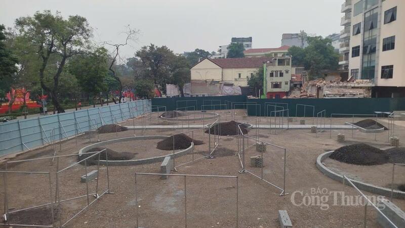 Dự án được nghiên cứu theo hướng tách thành hai phân kỳ. Ở phân kỳ 1, chủ đầu tư sẽ bồi thường, hỗ trợ, tái định cư cho chủ sử dụng nhà, đất trong phạm vi khu đất hơn 21.000 m2 để thực hiện dự án đầu tư xây dựng khu vực TOD (Transit-Oriented Development - Phát triển đô thị gắn liền giao thông công cộng) phía đông Hồ Gươm.