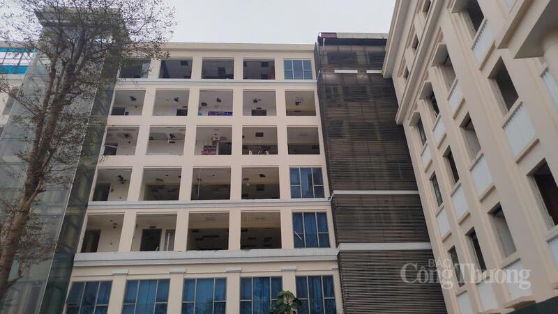 UBND phường Hoàn Kiếm cho biết, hiện 8/17 tổ chức thuộc diện di dời phục vụ dự án xây dựng quảng trường - công viên phía Đông hồ Hoàn Kiếm đã bàn giao mặt bằng cho chính quyền địa phương.