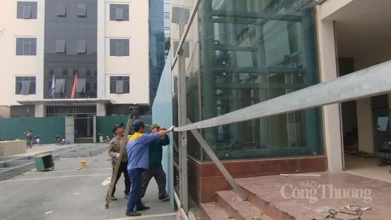 Công nhân tiến hành lắp rào tôn khu vực thi công dự án.