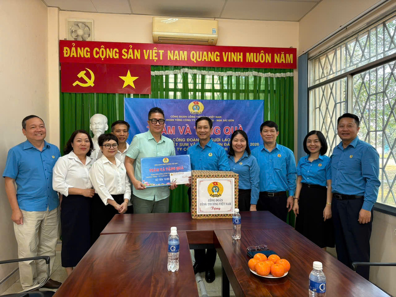 Công đoàn Công Thương Việt Nam tới thăm, tặng quà công nhân, người lao động tại Công ty Cổ phần Rượu Bình Tây.