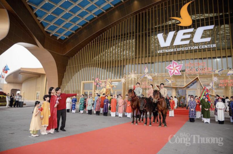 Hoạt động diễu hành "Bách hoa bộ hành" đã thu hút sự quan tâm của đông đảo người dân và du khách