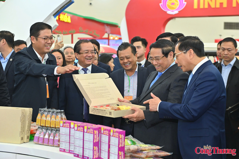 Thủ tướng Phạm Minh chính đến tham quan gian hàng tỉnh Tây Ninh tại Hội chợ Mùa Xuân lần thứ nhất 2026.