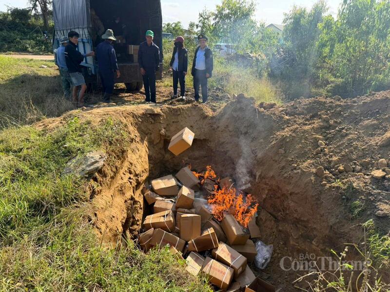 Đội Quản lý thị trường Thương mại điện tử và cơ động phối hợp đơn vị chức năng tiêu huỷ số mỹ phẩm không rõ nguồn gốc. Ảnh: Vũ Long