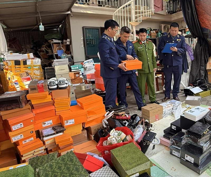 Lực lượng Quản lý thị trường Tuyên Quang phối hợp với lực lượng Công an phát hiện, xử lý cơ sở kinh doanh vi phạm quyền sở hữu trí tuệ. Ảnh: Quản lý thị trường Tuyên Quang