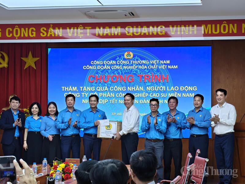 Chủ tịch Công đoàn Công Thương Việt Nam Lê An Hải tới thăm, tặng quà công nhân, người lao động tại Công ty Cổ phần Công nghiệp cao su miền năm nhân dịp Tết Nguyên đán Bính Ngọ 2026.