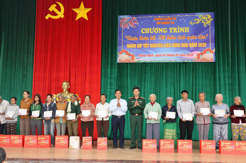 Những suất quà ý nghĩa đã mang đến cho các gia đình có hoàn cảnh đặc biệt khó khăn đón Tết đầm ấm. Ảnh: Trung đoàn 24