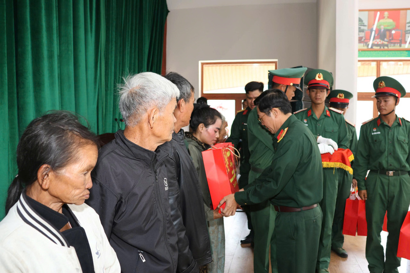 Dịp này, Trung đoàn 24 đã trao tặng 50 suất quà có giá trị cho các gia đình chính sách, hộ khó khăn trên địa bàn xã Bờ Y. Ảnh: Trung Đoàn