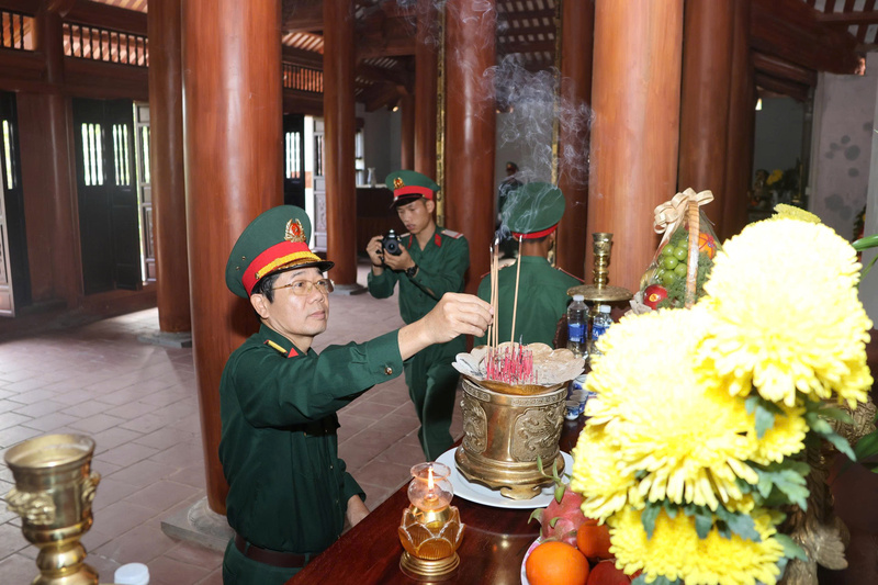 Viếng Đền tưởng niệm Anh hùng liệt sĩ Trường Sơn. Ảnh: Trung đoàn 24