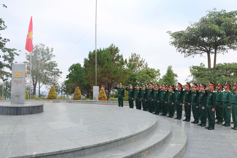 Trong khuôn khổ chương trình, lãnh đạo và các chiến sĩ thực hiện nghi thức chào cờ cột mốc Biên giới 03 biên (Việt Nam - Lào - Campuchia). Ảnh: Trung đoàn 24