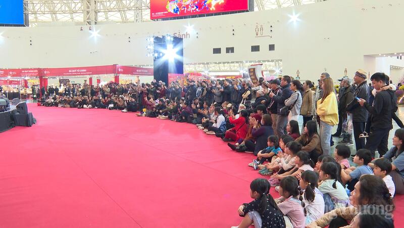 Đông đảo người dân đến tham quan, mua sắm tại Hội chợ Mùa Xuân ngày cuối tuần.