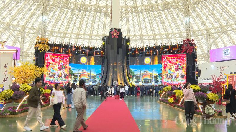 Chương trình biểu diễn Xiếc tại khu vực sân khấu trung tâm.