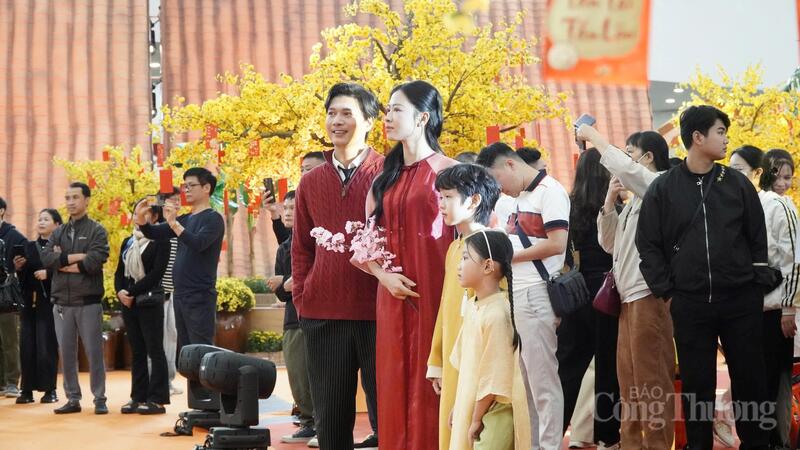 Hội chợ Mùa Xuân còn mang đến không gian trải nghiệm văn hóa, giải trí phù hợp cho cả gia đình.