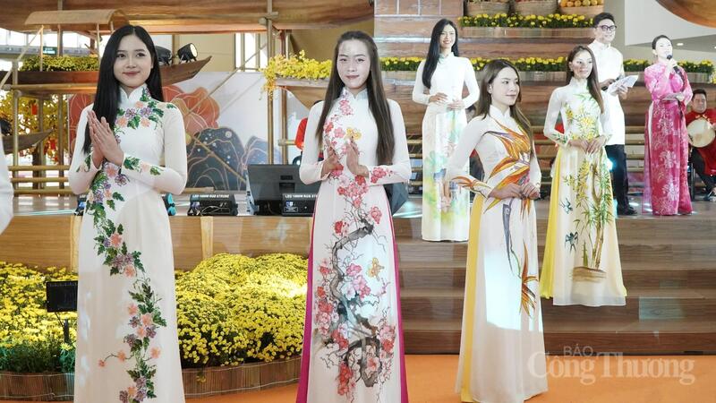 Chương trình biểu diễn áo dài tại Hội chợ Mùa Xuân.