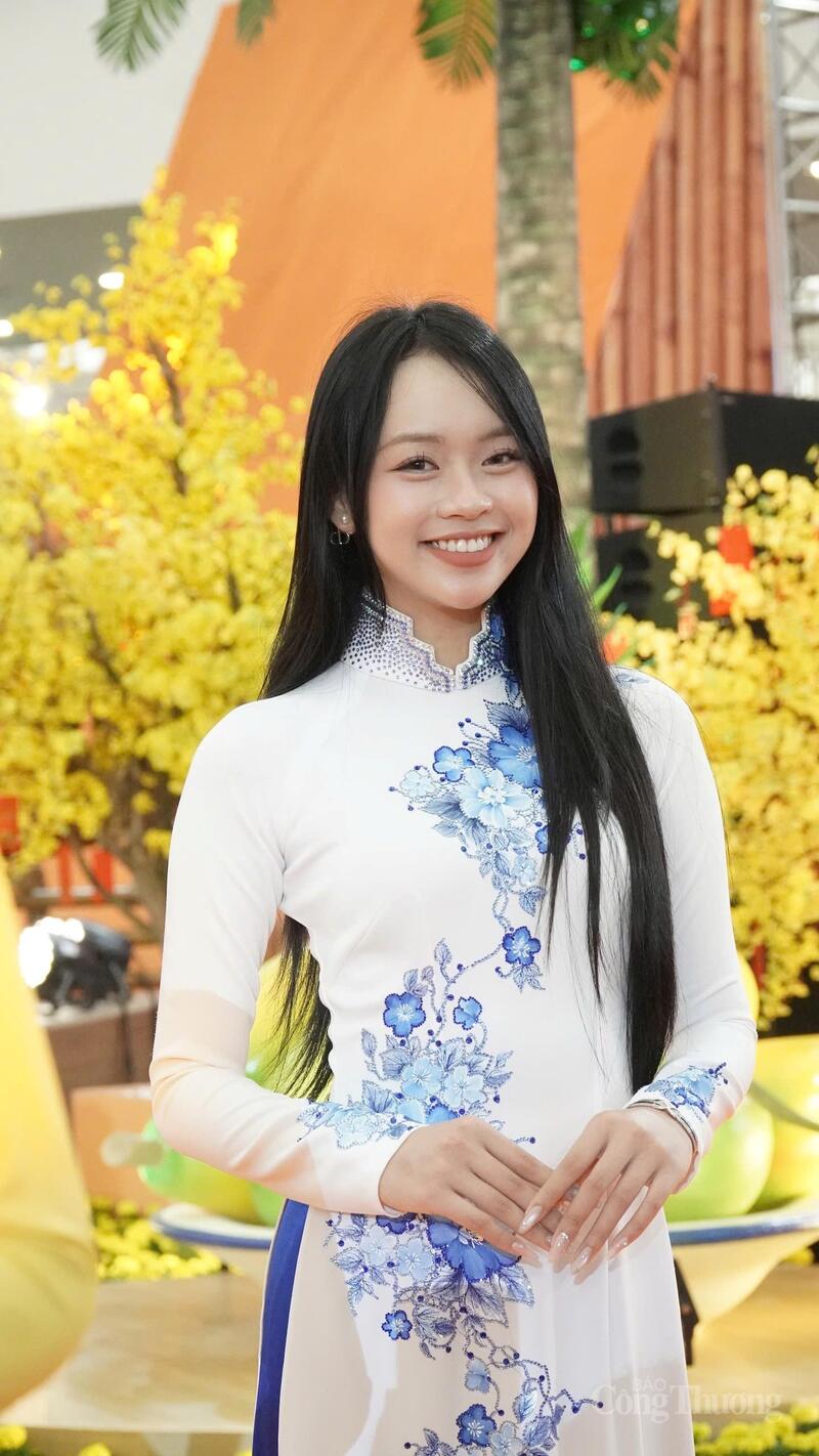 Các tà áo dài được trình diễn bởi các người mẫu từng tham gia các cuộc thi sắc đẹp.