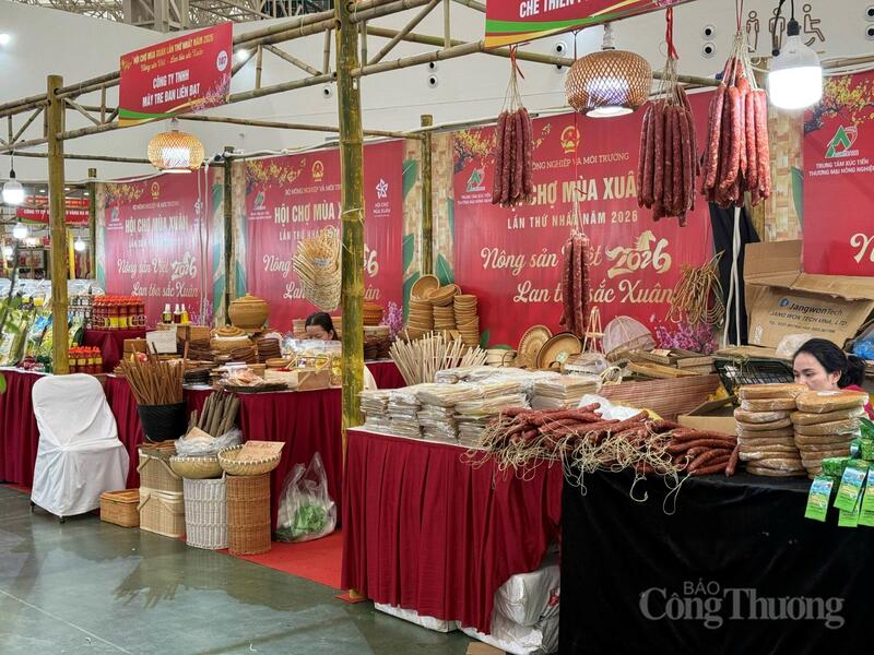 Không gian mang hơi thở phiên chợ địa phương tại Hội chợ Mùa Xuân. Ảnh: Minh Trang