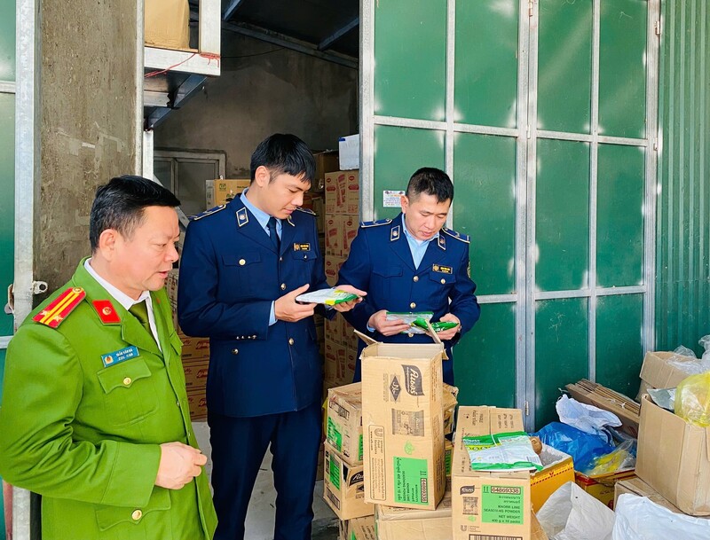 Đội QLTT số 11 tiêu hủy 150 gói bột nêm không rõ nguồn gốc xuất xứ. Ảnh: Bùi Chung