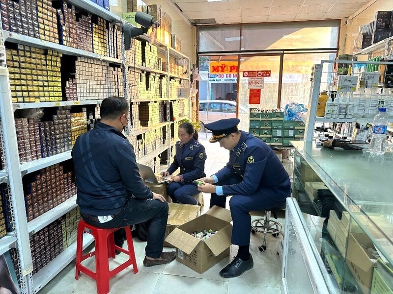 Xử phạt 1 hộ kinh doanh mỹ phẩm không rõ nguồn gốc xuất xứ. Ảnh: Quyền Anh