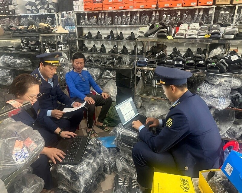 Đội QLTT số 5 xử phạt 1 hộ kinh doanh dép giả mạo nhãn hiệu ADIDAS. Ảnh: Mai Liễu