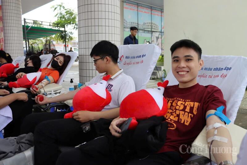Hàng trăm bạn đoàn viên, thanh niên, sinh viên TP. Đà Nẵng tham gia hiến máu sáng 8/2.