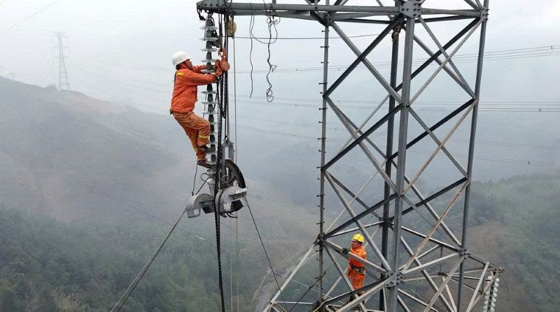 Thi công xử lý khiếm khuyết tại vị trí 131 đường dây 220kV Phú Thọ 2 – Suối Sập 2A. Ảnh PTC1