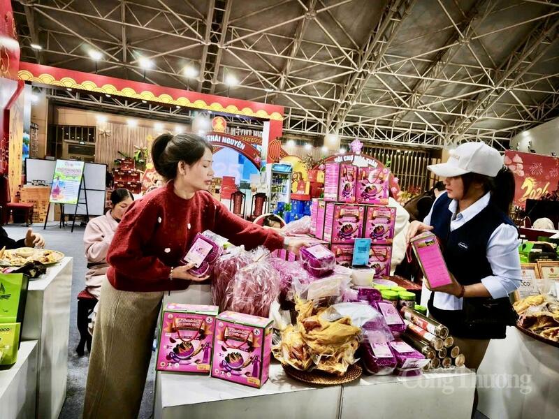 Các gian hàng của tỉnh Phú Thọ tại Hội chợ Mùa Xuân được người tiêu dùng ưa chuộng.