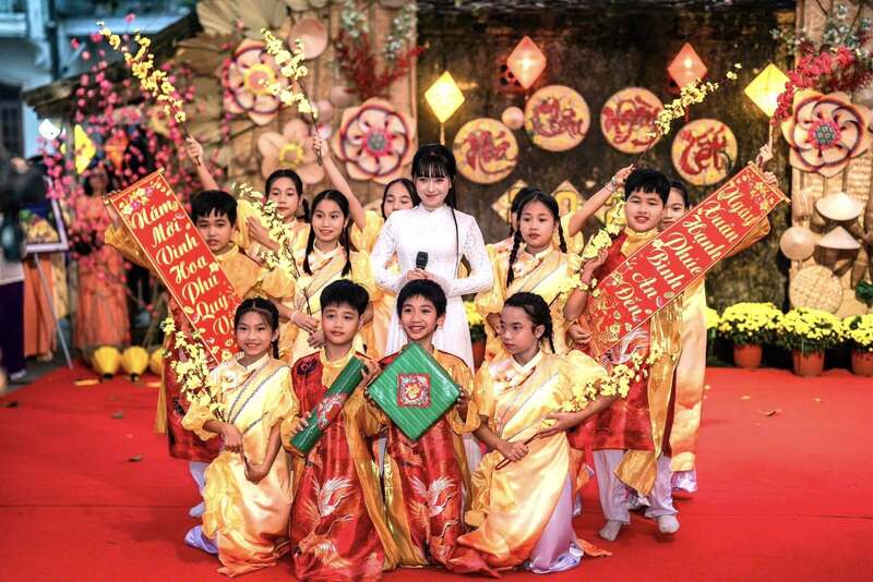 Tại thành phố Huế, không khí vui xuân, đón tết Nguyên đán Bính Ngọ rộn ràng ở nhiều địa phương. Ảnh: H. Minh