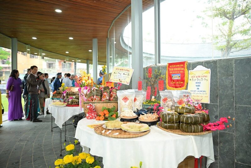 Thi nấu các món ăn ngày Tết đậm chất Huế. Ảnh: H. Minh