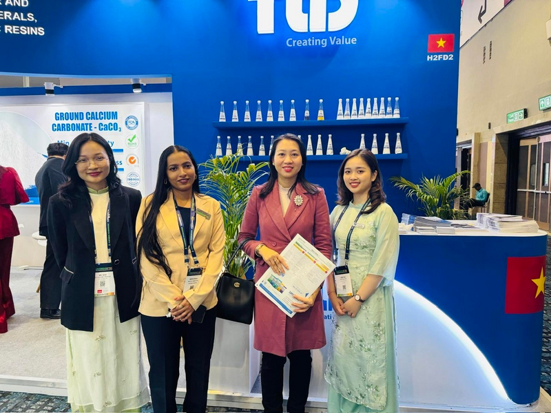 Bí thư thứ Nhất, Trần Thị Lan Hương (thứ 2 từ phải sang), đồng hành và hỗ trợ doanh nghiệp Việt Nam tại Hội chợ