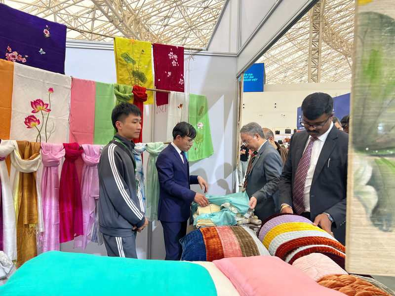 Sản phẩm tơ lụa truyền thống, cao cấp của Ấn Độ trưng bày tại Hội chợ Mùa Xuân. Ảnh: Thương vụ Việt Nam tại Ấn Độ