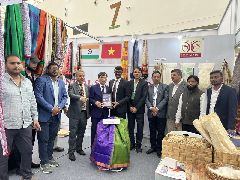 Ông Bùi Trung Thướng, Tham tán thương mại, Trưởng cơ quan Thương vụ Việt Nam tại Ấn Độ cùng đoàn Ấn Độ tại Hội chợ Mùa Xuân. Ảnh: Thương vụ Việt Nam tại Ấn Độ