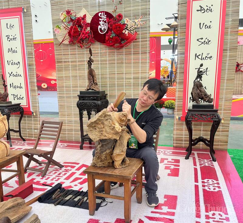 Hoạt động trải nghiệm cho du khách khi tham qua Không gian quảng bá, giới thiệu sản phẩm tiêu biểu “Tết Sum vầy” tại Hội chợ Mùa Xuân. Ảnh: N.H