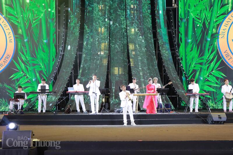 Các tiết mục ca múa đặc sắc góp phần làm sôi động không gian hội chợ, tạo điểm nhấn văn hóa trong những ngày đầu xuân. Ảnh: Thanh Tuấn