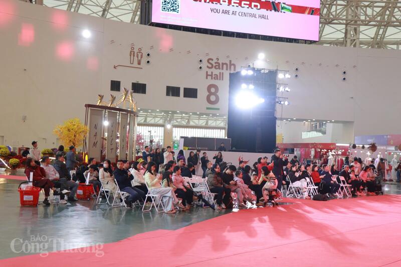 Sân khấu biểu diễn nghệ thuật luôn đông kín người xem, làm nên không khí xuân sôi động. Ảnh: Thanh Tuấn