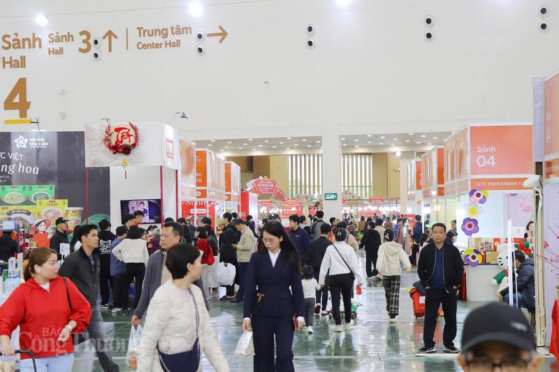 Các gian hàng trở thành cầu nối xúc tiến thương mại giữa doanh nghiệp và khách hàng, tạo không khi mua sắm rộn ràng. Ảnh: Thanh Tuấn