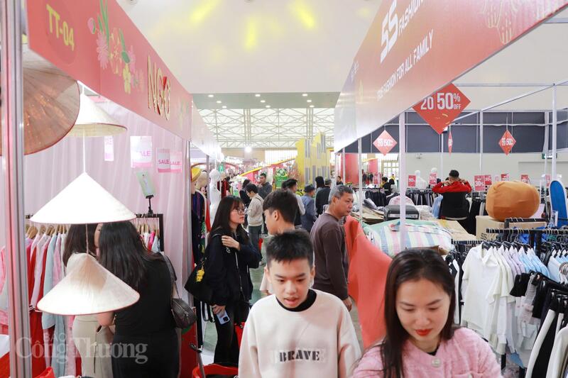 Hội chợ Mùa Xuân 2026 trở thành điểm hẹn quen thuộc của nhiều gia đình trong dịp  mua sắm cuối năm. Ảnh: Thanh Tuấn