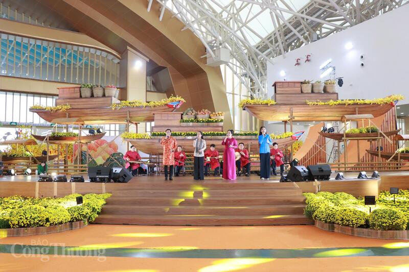 Những tiết mục biểu diễn truyền thống và hiện đại đan xen, mang lại không khí vui tươi cho hội chợ đầu năm. Ảnh: Thanh Tuấn