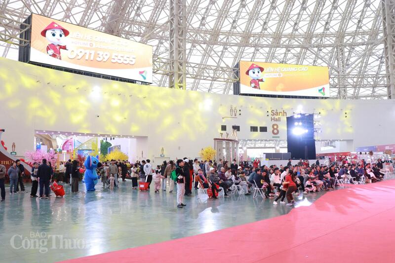 Chương trình nghệ thuật đặc sắc trở thành điểm nhấn, thu hút đông đảo người xem tại hội chợ. Ảnh: Thanh Tuấn