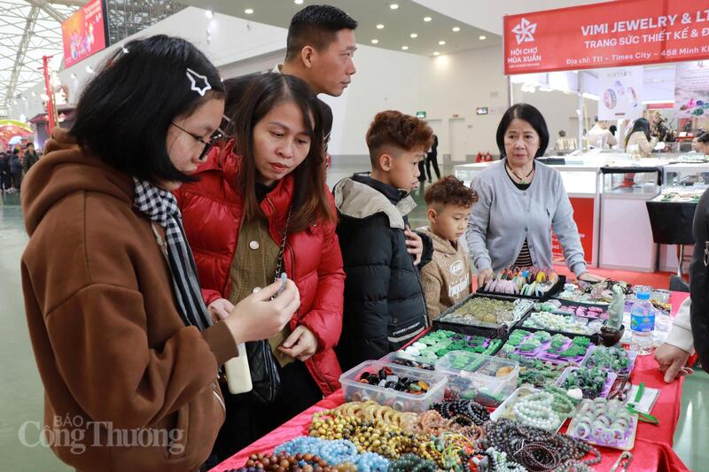 Nhiều gian hàng trang trí bắt mắt, giới thiệu sản phẩm mới, thu hút sự quan tâm của khách tham quan. Ảnh: Thanh Tuấn