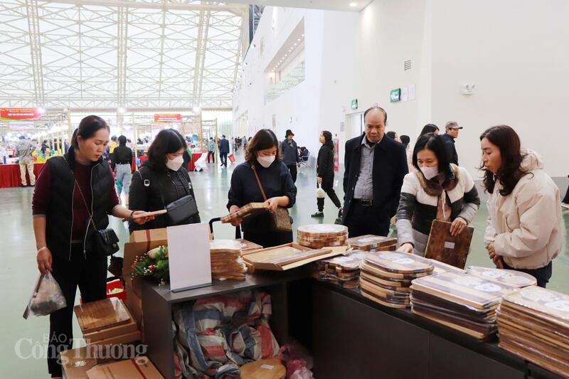 Nhiều chương trình ưu đãi trong ngày 8/2 giúp hội chợ thu hút đông đảo du khách tham quan, mua sắm. Ảnh: Thanh Tuấn