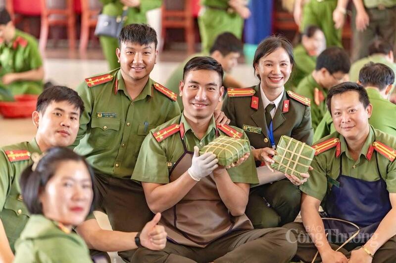 Những chiến sỹ trẻ Công an tỉnh Lâm Đồng gói bánh chưng tặng các trẻ em trường Khiếm thính Lâm Đồng.