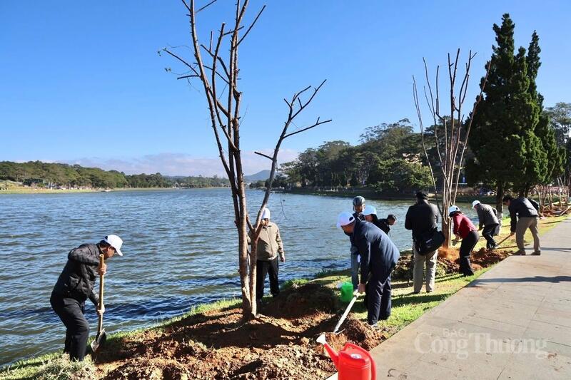 Phong trào thi đua vì môi trường nhằm nâng cao ý thức của người dân và toàn xã hội chung tay vì môi trường sống xanh, xây dựng Lâm Đồng đáng sống.