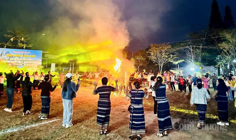 Đồng bào Chu Ru xã Ka Đô nhảy múa các điệu nhạc truyền thống mừng xuân mới 2026.