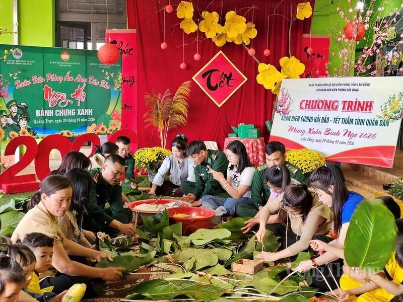 Các chiến sỹ biên phòng cùng gói bánh chưng với chương trình "Xuân Biên phòng ấm lòng dân bản" mừng xuân mới ở xã vùng biên Quảng Trực, Lâm Đồng.