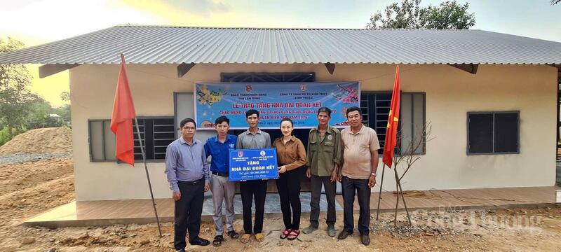 Xã Cát Tiên 2 trao nhà Đại Đoàn kết cho các gia đình gặp thiên tai bão lũ vừa qua.