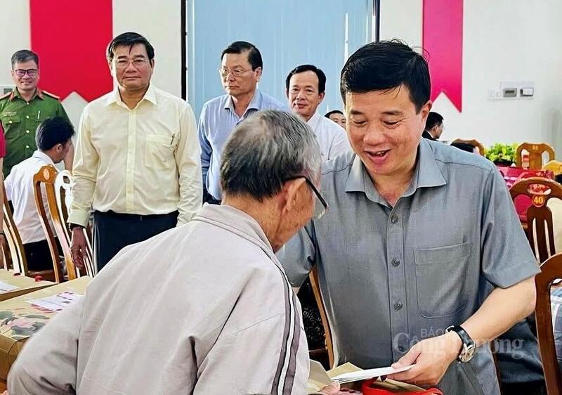 Bí thư Tỉnh ủy Lâm Đồng Y Thanh Hà Niê Kđăm trao quà cho các gia đình chính sách đặc khu Phú Quý.