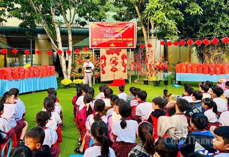 Trao quà cho các gia đình khó khăn tại xã Đạ Tẻh 3, tỉnh Lâm Đồng