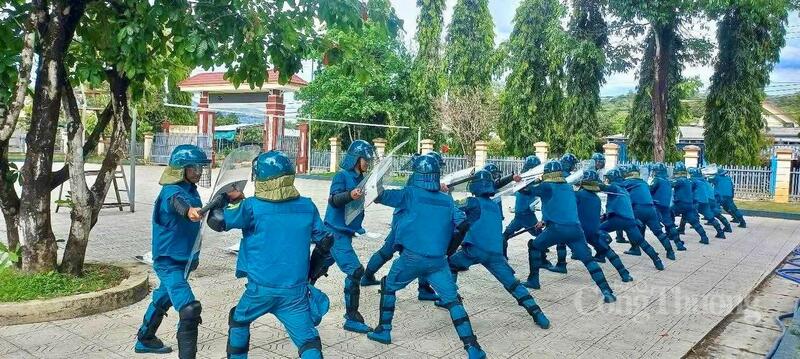 Các lực lượng vũ trang tập luyện, đảm bảo an toàn khi dịp tết đến xuân về.